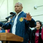 Nueva York construirá otro refugio paria para albergar hasta mil inmigrantes solteros -- Alcalde Adams alerta sobre el impacto devastador de la crisis migratoria en Nueva York