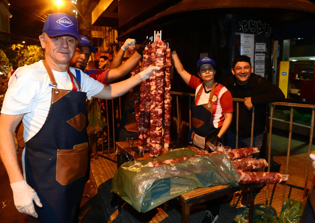 Paraguay logra récord Guinness con un asado sobre una parrilla de 250 metros de largo
