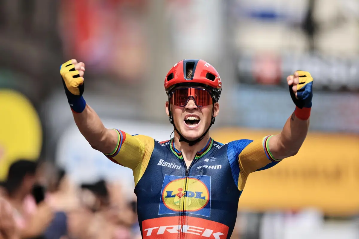 Pedersen evita el póker de Philipsen y Vingegaard sigue de amarillo