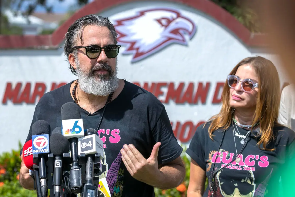 Perdieron un hijo en Parkland y ahora recorren EE.UU. para unir a la gente contra las armas