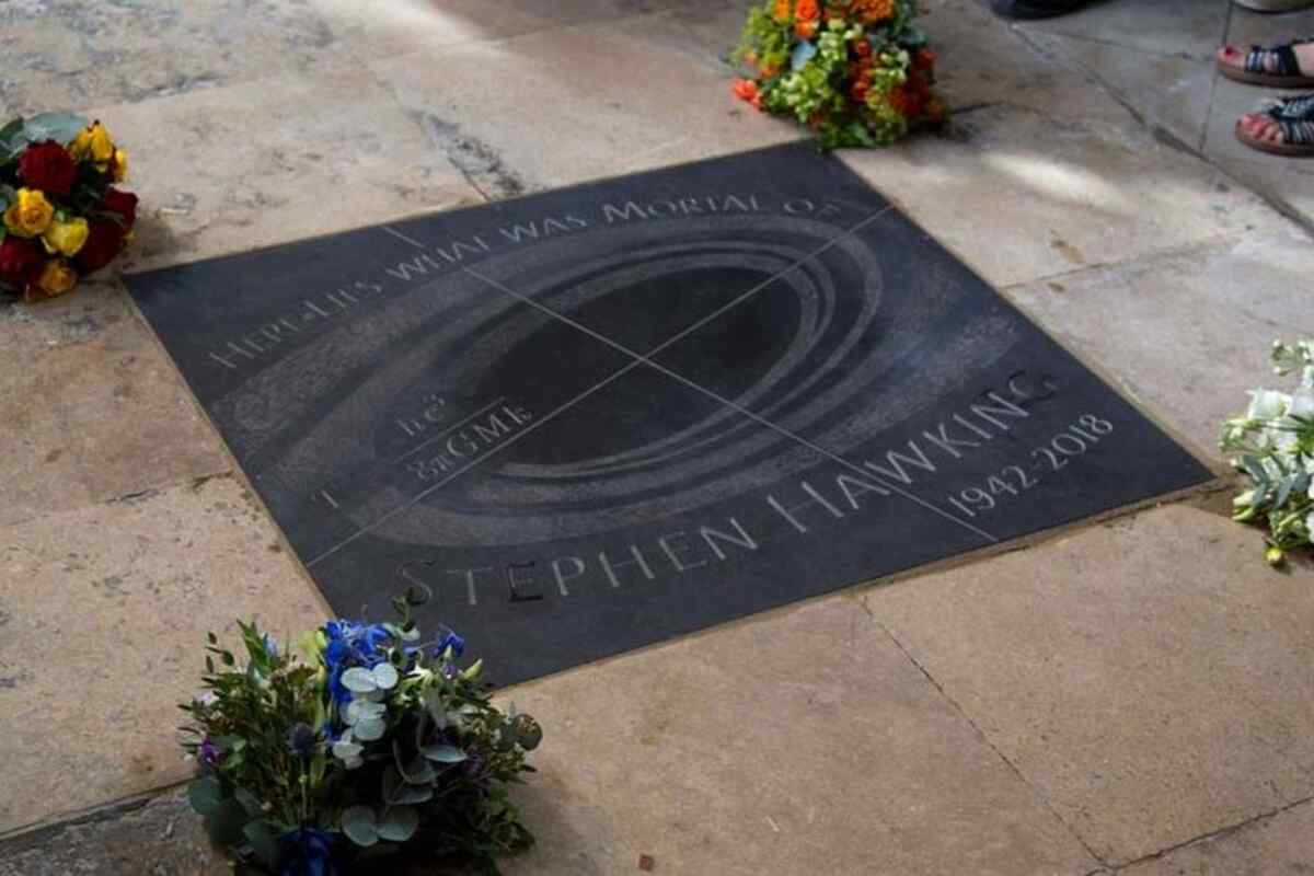 El mensaje misterioso en la lápida de Stephen Hawking y su curioso significado