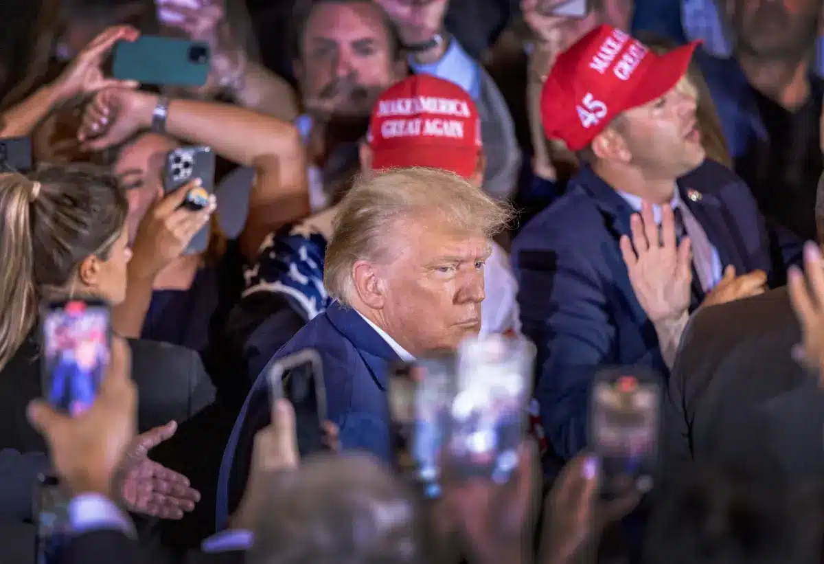 Trump se burla de los ridículos cargos en su contra, en un mitin en Pensilvania