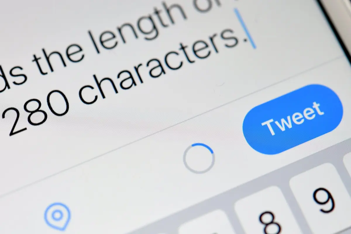 Twitter explica que sus restricciones buscan combatir bots que recaban datos para la IA