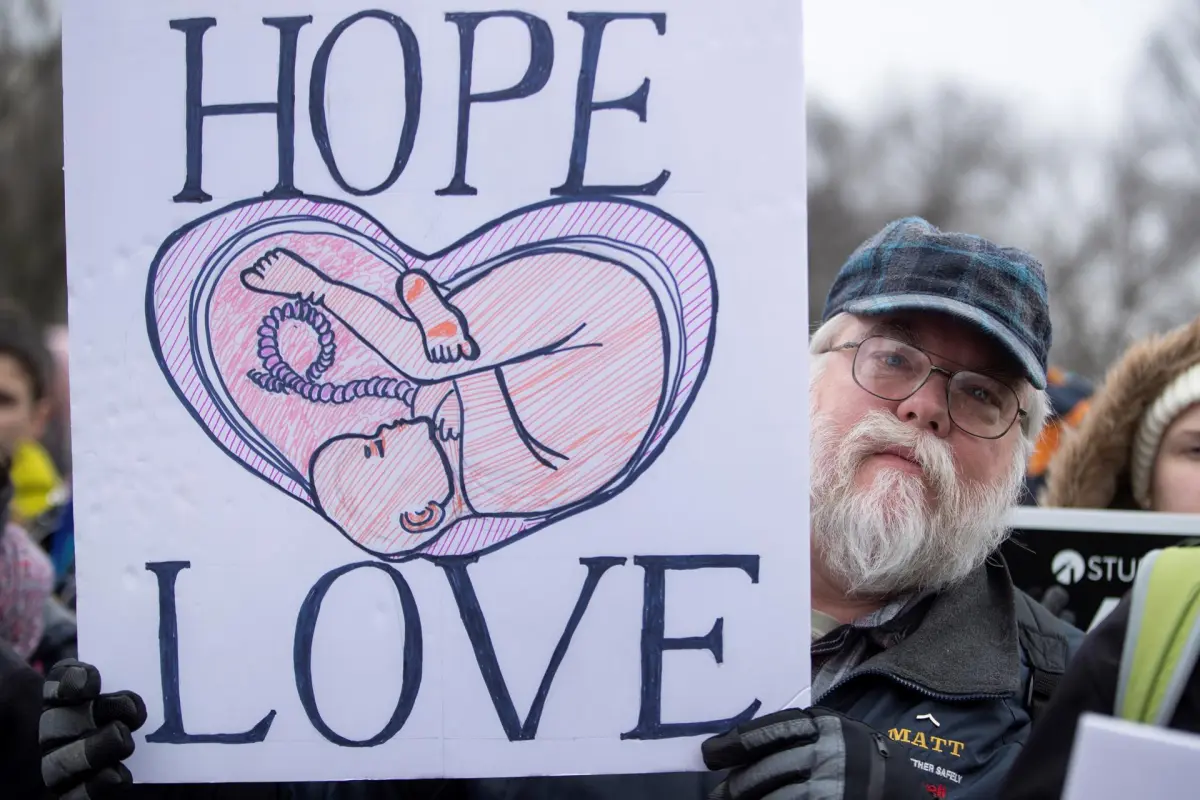 Un juez bloquea la ley que veta la mayoría de abortos en Iowa a partir de las seis semanas