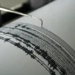 Un terremoto de magnitud 7,2 mantiene brevemente a Alaska bajo una alerta de tsunami