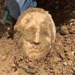 Una cabeza de mármol aparece íntegra en unas obras de Roma