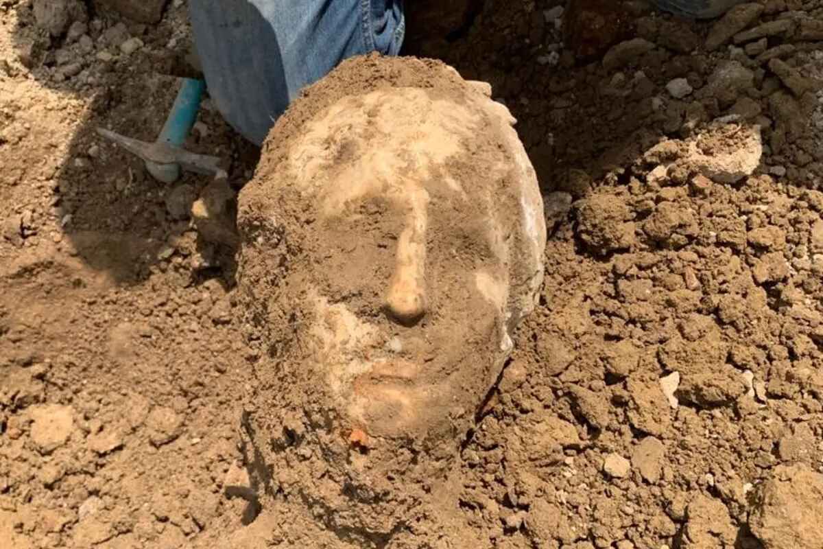 Una cabeza de mármol aparece “íntegra” en unas obras de Roma
