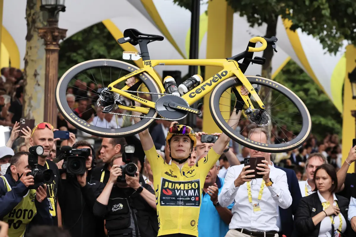 Vingegaard revalida en París la corona del Tour de Francia, Meeus gana el esprint