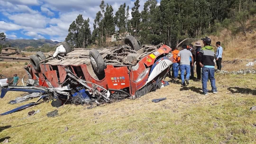 Bus volcó y cayó a un abismo de 100 metros en Áncash dejando 12 fallecidos