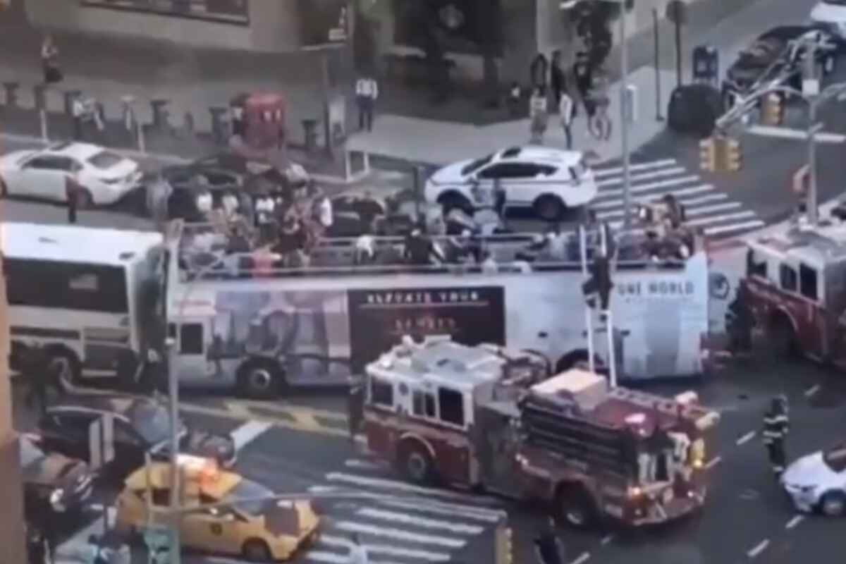 Choque de autobuses en Nueva York deja unos 80 pasajeros heridos en una intersección clave