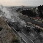 Tráiler sin frenos provoca carambola e incendio en la autopista México-Querétaro