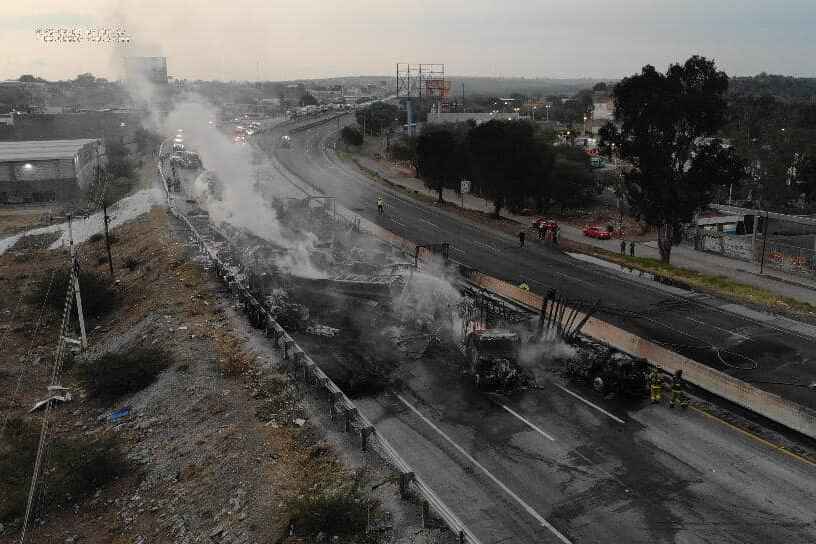 Tráiler sin frenos provoca carambola e incendio en la autopista México-Querétaro