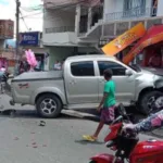 Choque de vehículos afecta local comercial y deja dos lesionados en Robledo Miramar