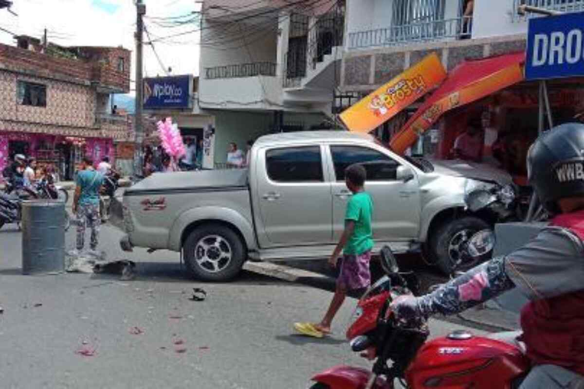 Choque de vehículos afecta local comercial y deja dos lesionados en Robledo Miramar