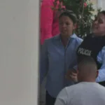Rosita Saldarriaga, la esposa del alcalde de Manta, llega al hospital con chaleco antibalas y entre lágrimas