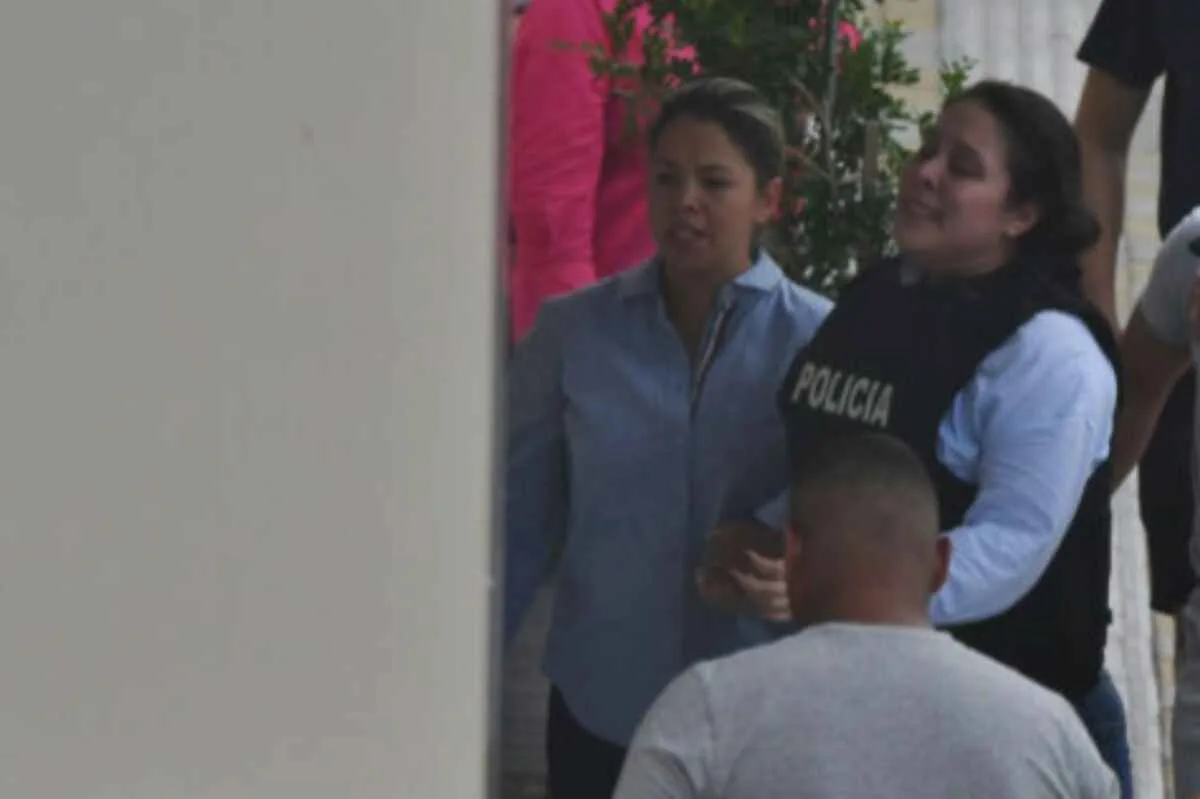 Rosita Saldarriaga, la esposa del alcalde de Manta, llega al hospital con chaleco antibalas y entre lágrimas