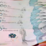 TikToker muestra las diferencias entre un billete falso y uno verdadero de 100 mil pesos