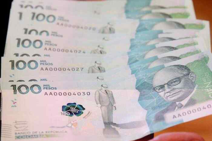 TikToker muestra las diferencias entre un billete falso y uno verdadero de 100 mil pesos