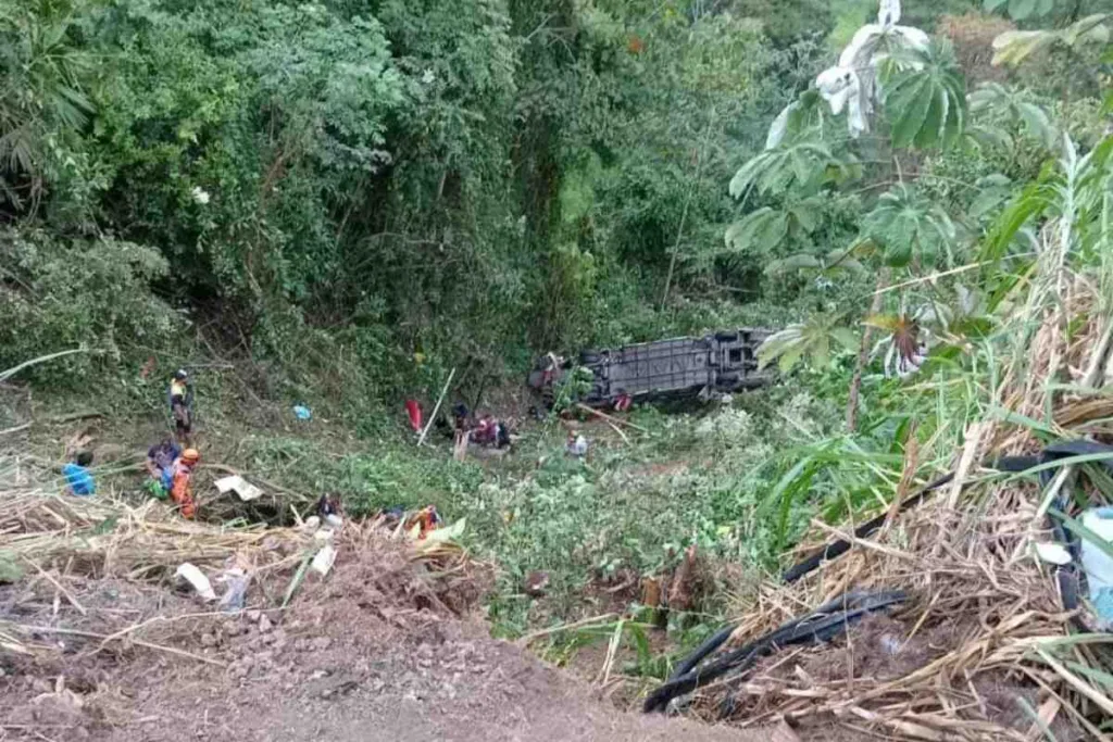 Diez muertos y 30 heridos tras caída de bus con venezolanos por un abismo en Santander