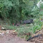 Diez muertos y 30 heridos tras caída de bus con venezolanos por un abismo en Santander