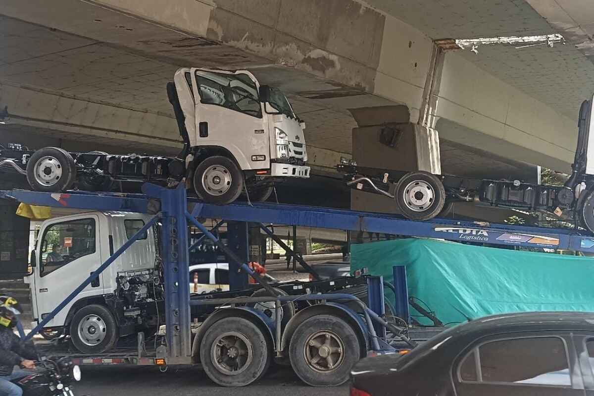 Así quedó el carro de lujo que transportaba un camión que se estrelló contra un puente en Bogotá