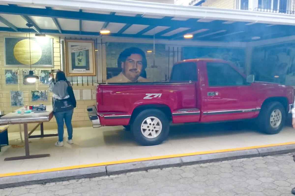 Multan y demuelen la casa museo de Pablo Escobar en Medellín