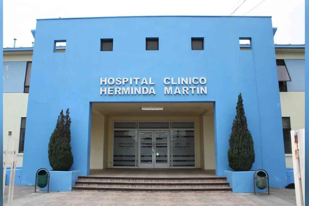 Niña de 12 años se lanza desde el quinto piso del hospital de Chillán y es estabilizada de urgencia