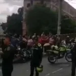 Misteriosa muerte de hombre en motocicleta: Hallan carnets falsificados de la Policía en hombre muerto en el barrio Manrique de Medellín