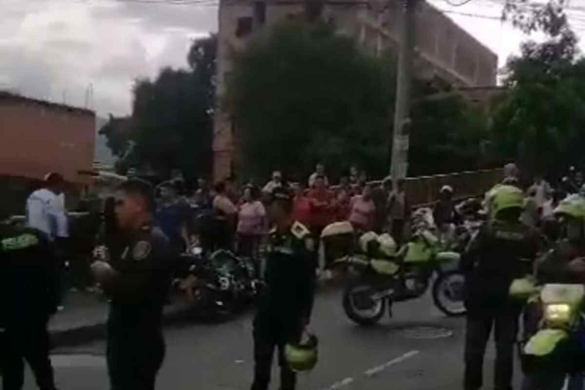 Misteriosa muerte de hombre en motocicleta: Hallan carnets falsificados de la Policía en hombre muerto en el barrio Manrique de Medellín