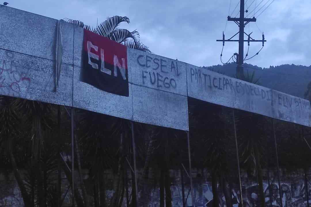 ELN sorprende con bandera y grafiti en Caldas tras anunciar cese al fuego