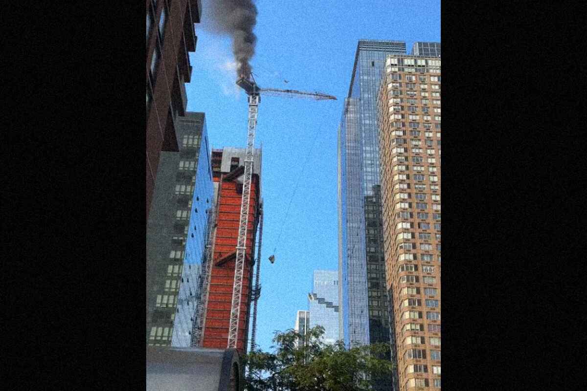 Grúa en llamas cae sobre edificio y causa incendio en Manhattan, Nueva York