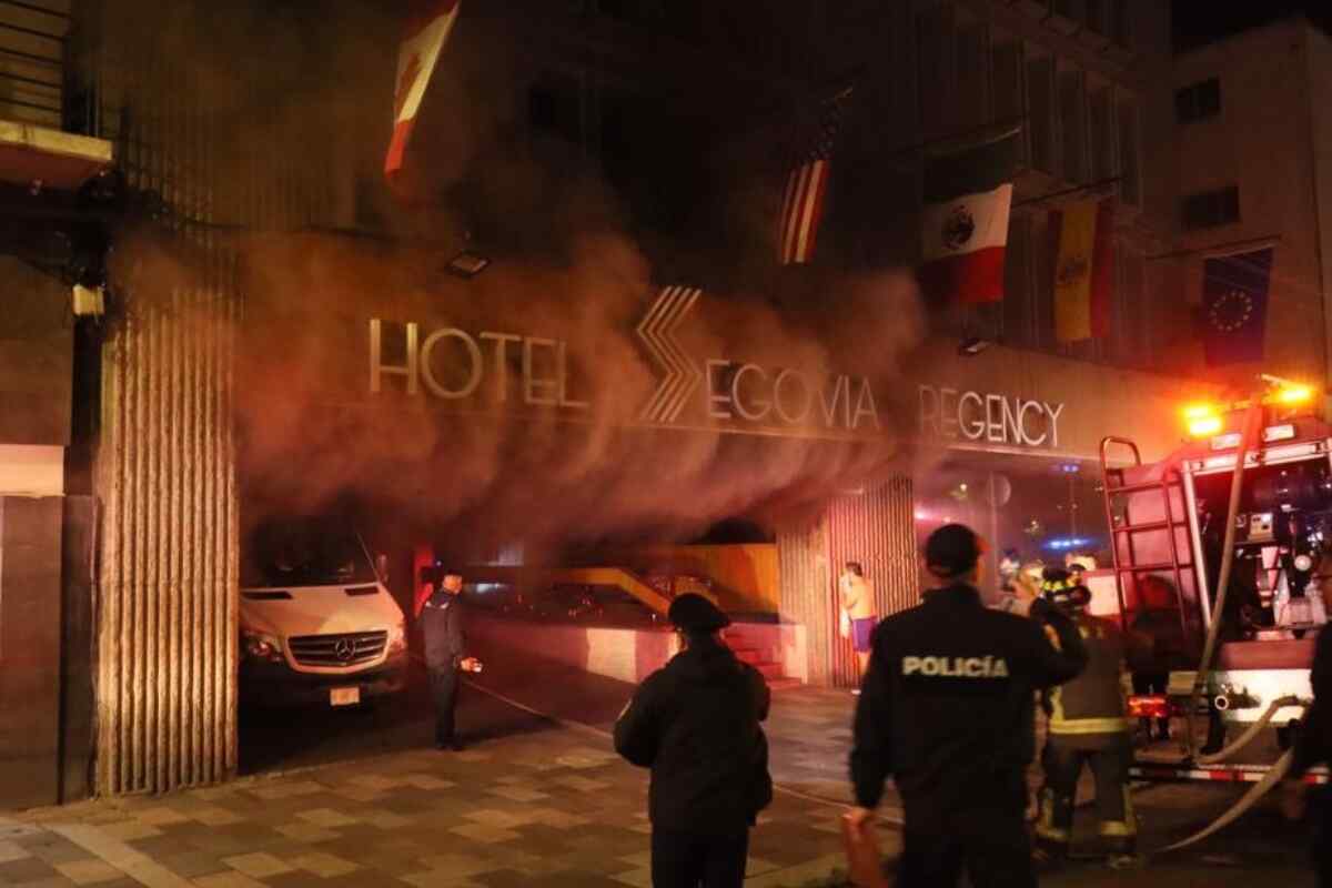 Incendio consume parte del Hotel Segovia en la Roma Norte; rescatan a 60 personas