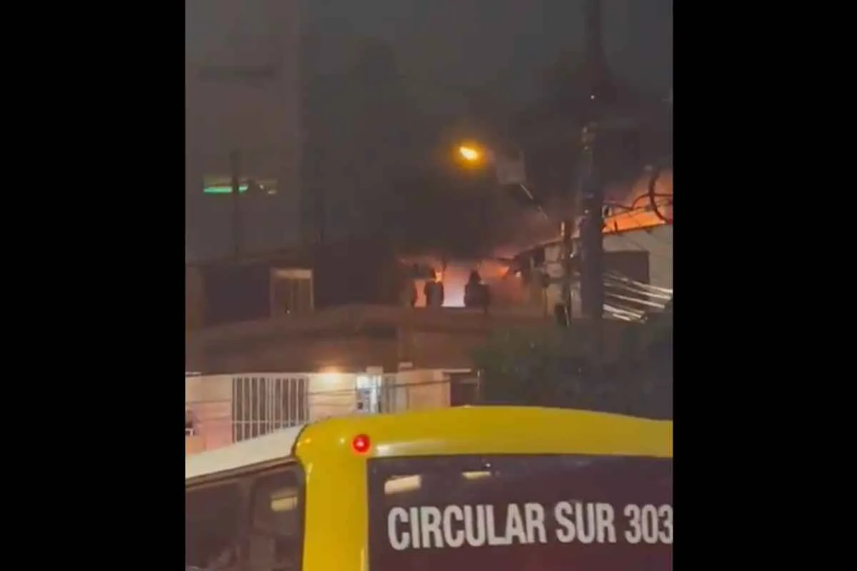 Bomberos controlan incendio nocturno en el Motel Ibiza West en Medellín