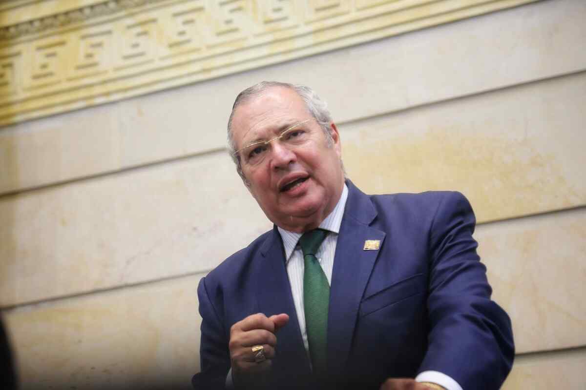 Congreso • ¿Qué significa la elección de Iván Name y Andrés Calle para el futuro del Gobierno de Petro?--Petro vs. Name: Tensión política en Colombia por críticas al presidente del Senado