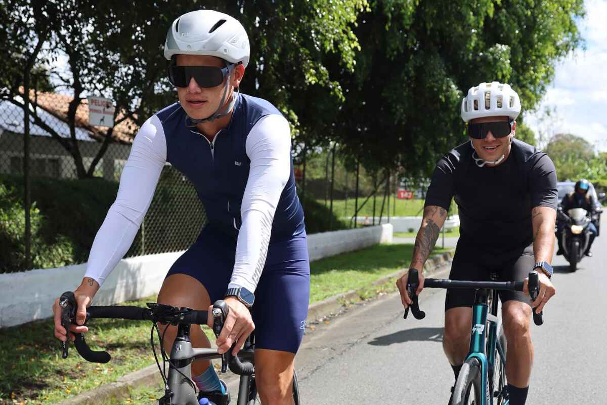 El reencuentro de James y Quintero en las carreteras antioqueñas montando bicicleta en vías de Antioquia