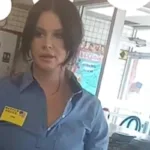 Lana Del Rey trabaja como camarera en un Waffle House y sorprende a sus fanáticos