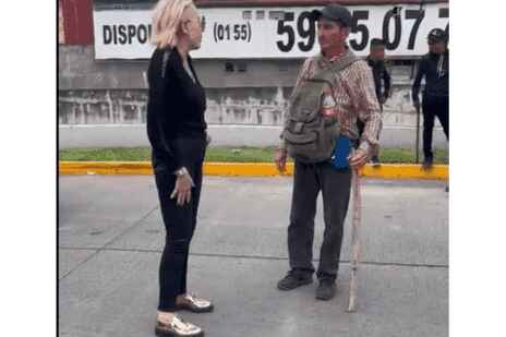 Captan a Laura Bozzo mientras se abre paso entre los manifestantes en Chilpancingo