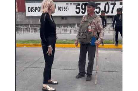 Laura Bozzo dialoga con representantes de los "Los Ardillos" en Chilpancingo, Guerrero