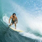Mikala Jones fallece a los 44 años tras accidente durante una sesión de surf en Indonesia
