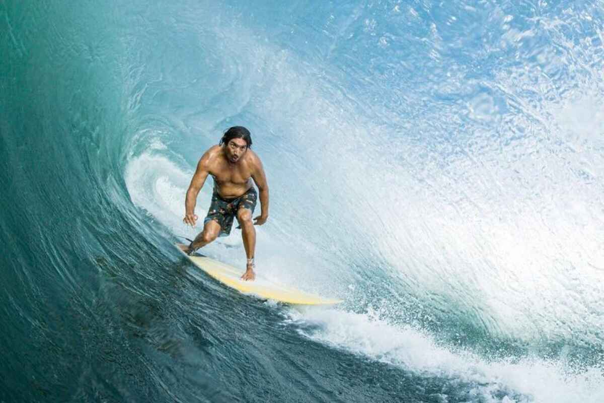 Mikala Jones fallece a los 44 años tras accidente durante una sesión de surf en Indonesia
