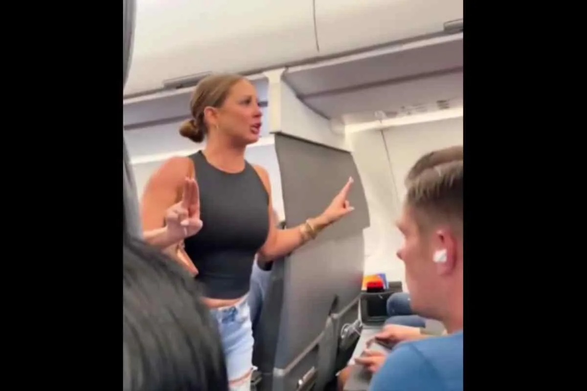 Tiffany Gomas, la mujer que afirmó que un pasajero de avión "no era real", se disculpa en emotivo video---Mujer- Pasajera abandona vuelo de American Airlines por miedo a una persona "no real"