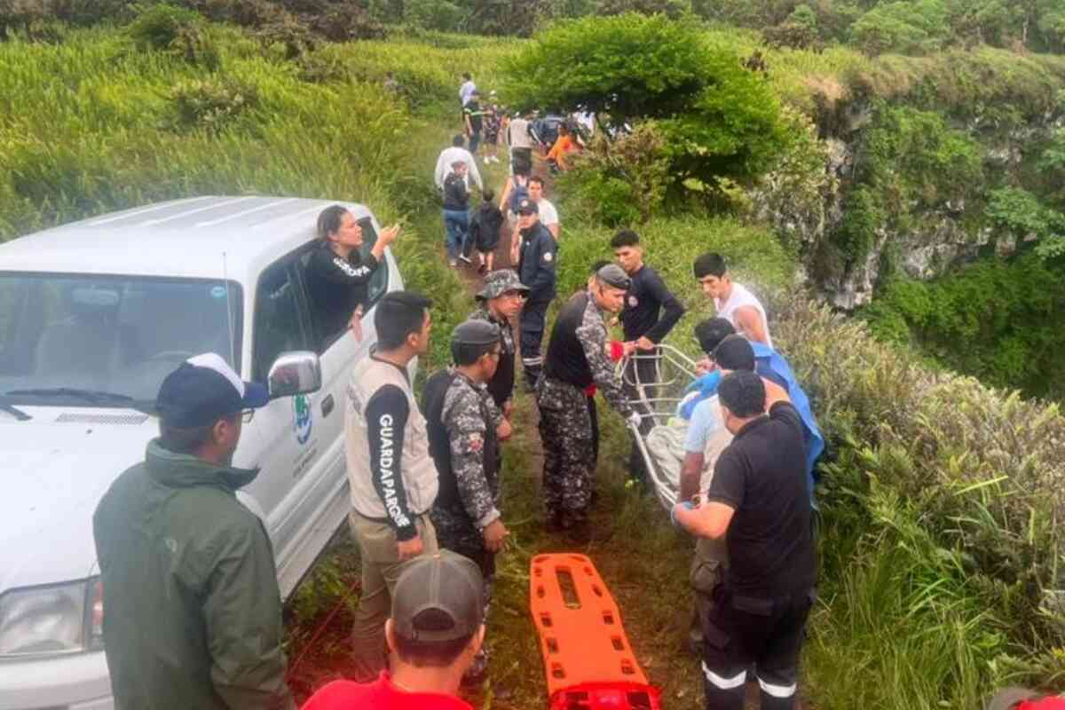 ¿Cómo sobrevivió un niño francés a una caída de 100 metros en Galápagos?