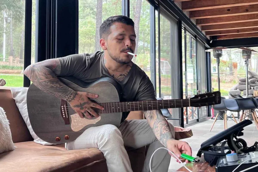 Así luce Christian Nodal tras someterse a un costoso tratamiento para borrar sus tatuajes