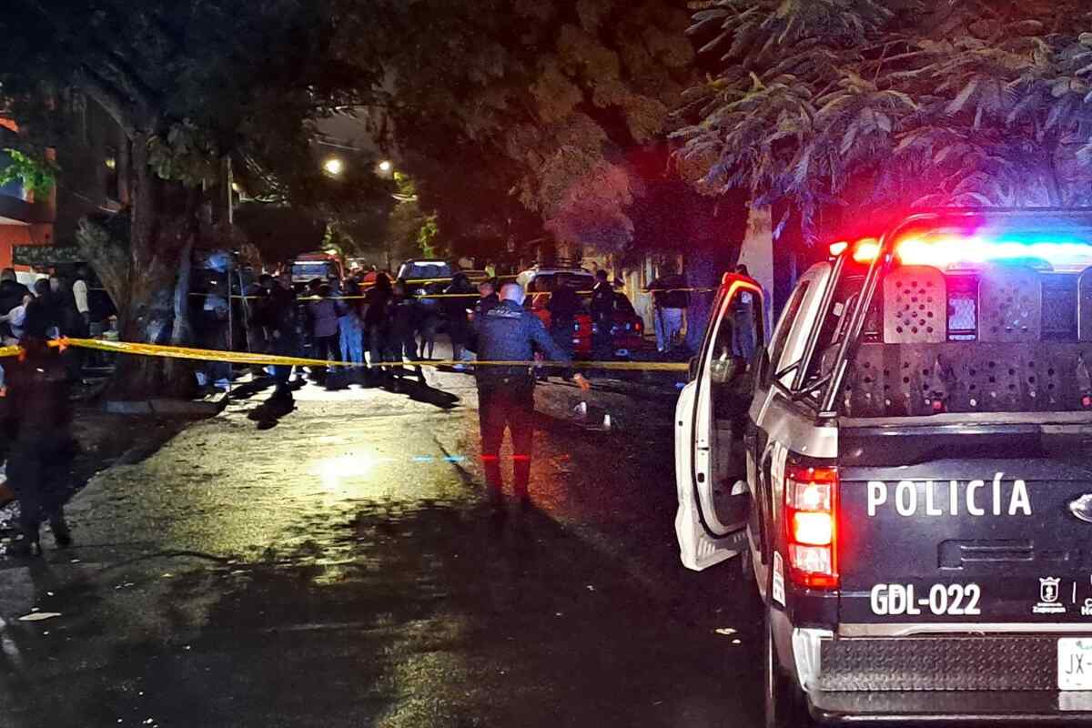 Asesinan a padre y su hija de 17 años afuera de su casa en Guadalajara