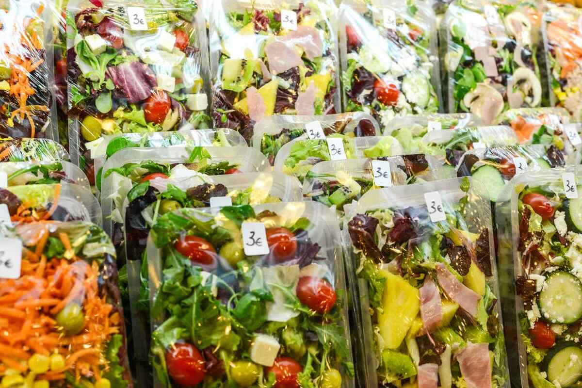 El peligro del papel de cocina para conservar ensalada