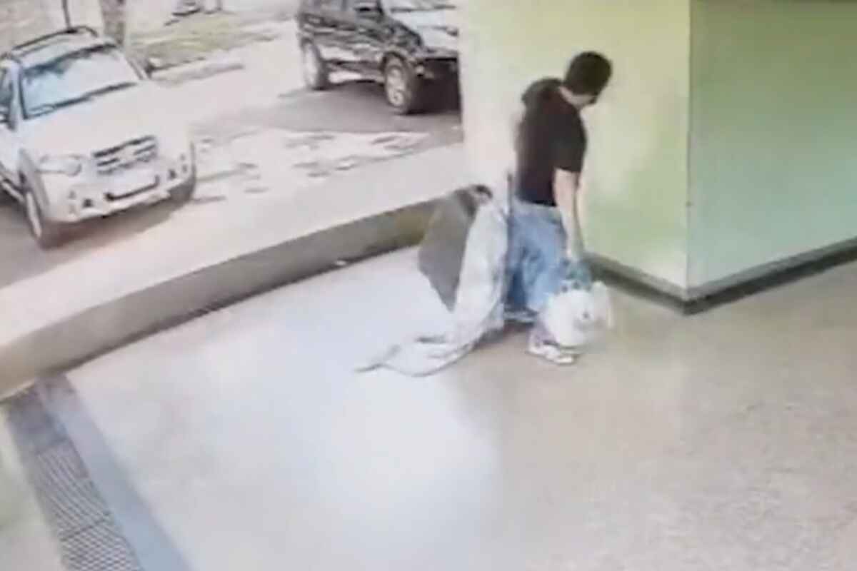 Cámara de seguridad graba a un pedófilo que arrastra a una niña dentro de una maleta