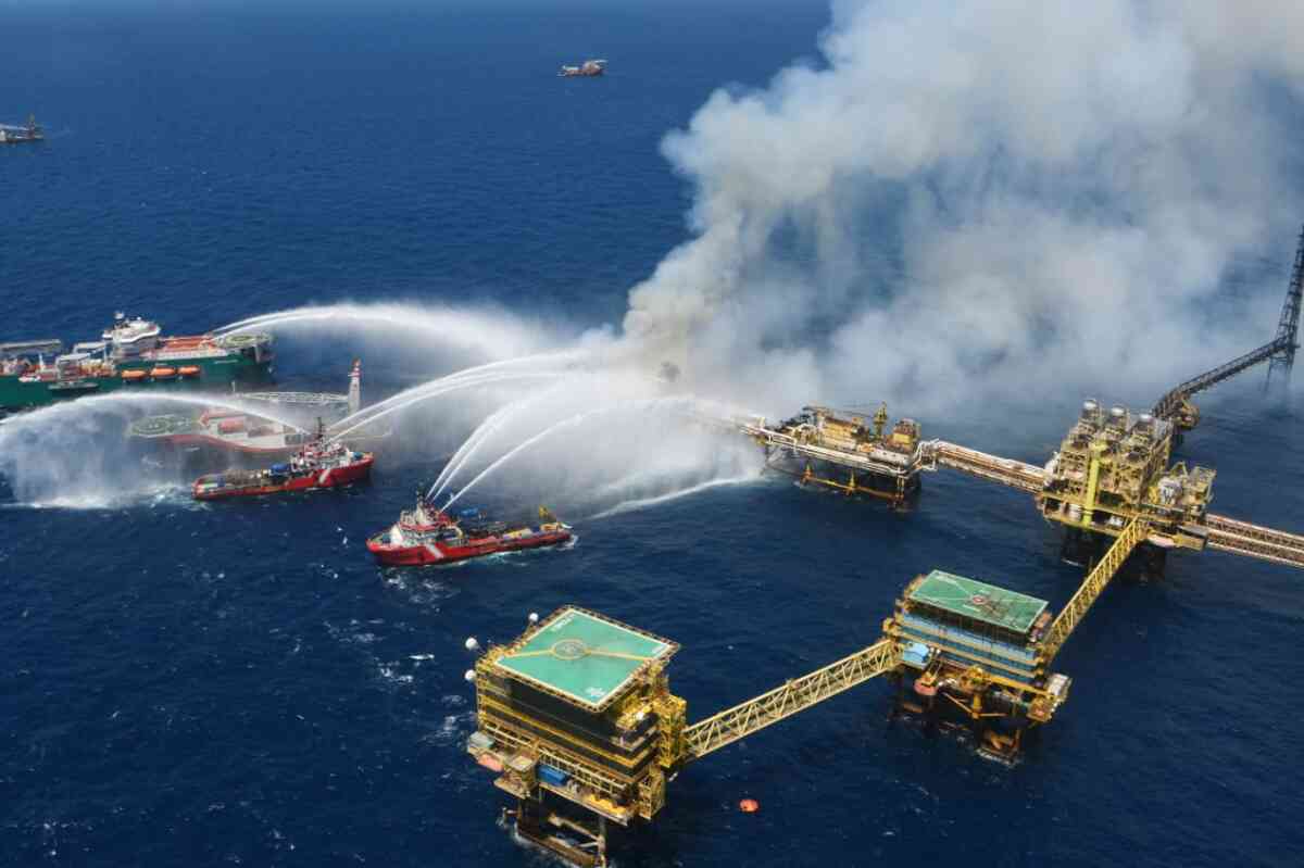 Incendio en instalación marítima de Pemex deja un saldo de 2 muertos y un desaparecido