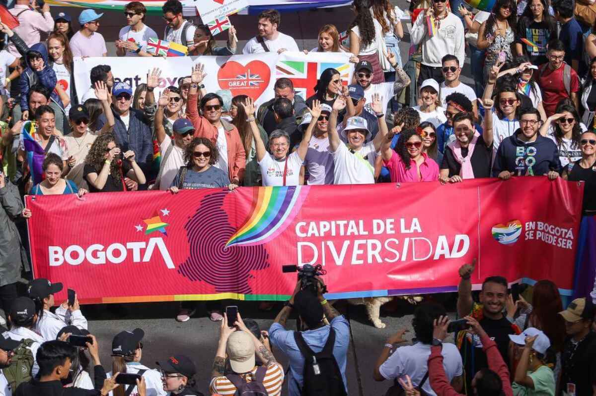 Claudia López anuncia el nacimiento de un bebé en el Parque Nacional durante la marcha LGBTIQ+
