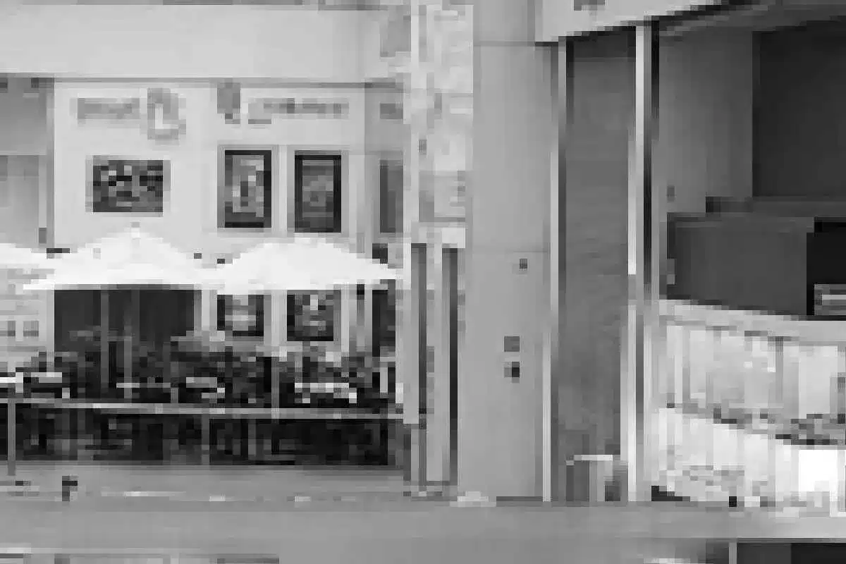 Hombre se quita la vida al arrojarse desde el tercer piso del centro comercial Reforma 222