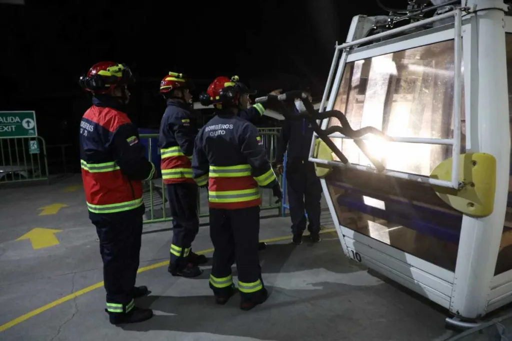 Incidente en el teleférico de Quito deja a unas 20 personas atrapadas en las cabinas